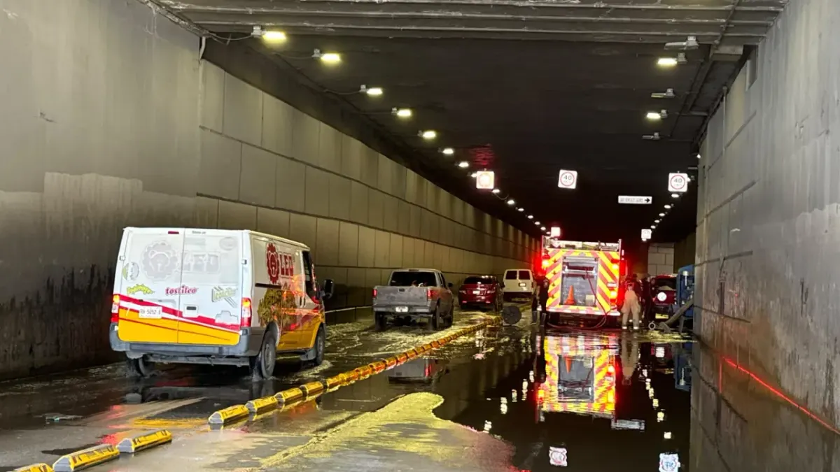 Desfogan túnel de la 16 de Septiembre por inundación de aguas negras