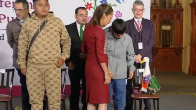Recibe Sheinbaum al pato Merlín y a su familia en conferencia mañanera
