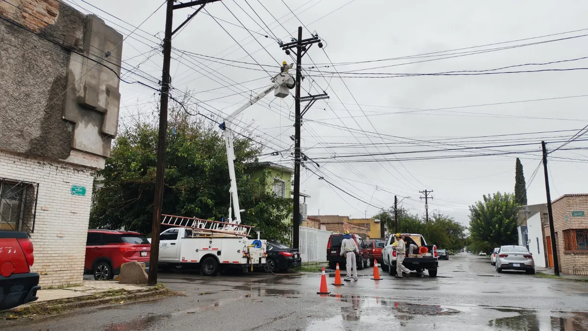 Repara CFE cableado dañado en calles Niños Héroes y Anáhuac