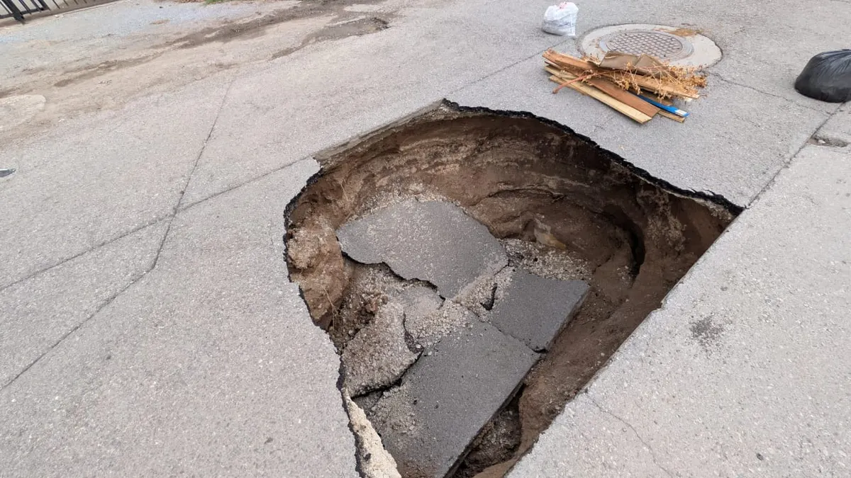 Se abre socavón en cruce de Zempoala y Sicomoros, cerca de Pueblito Mexicano