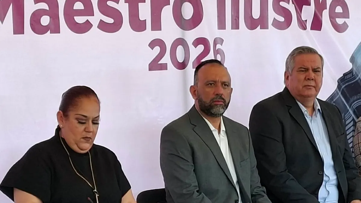 Honran a Silvia Socorro Terrazas con placa en la Rotonda del Maestro Ilustre