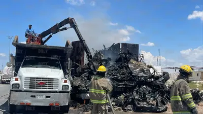 Sofocan incendio en caja de tráiler que llevaba vehículos chatarra a EU