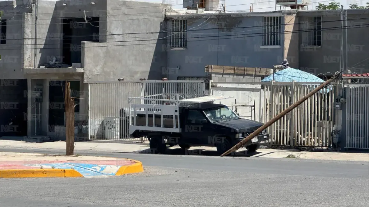 Tráiler derriba tres postes frente al Parque de la Familia