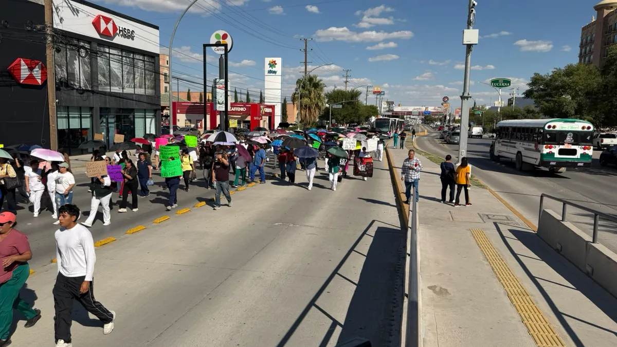 Marcha personal del Hospital 6 del IMSS por el Pronaf y López Mateos