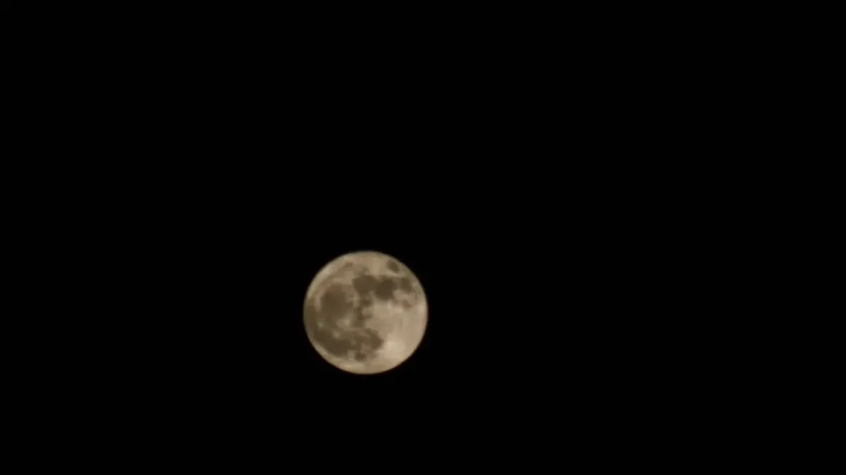 Brilla la Luna de Fresa sobre Juárez pese al cielo nublado