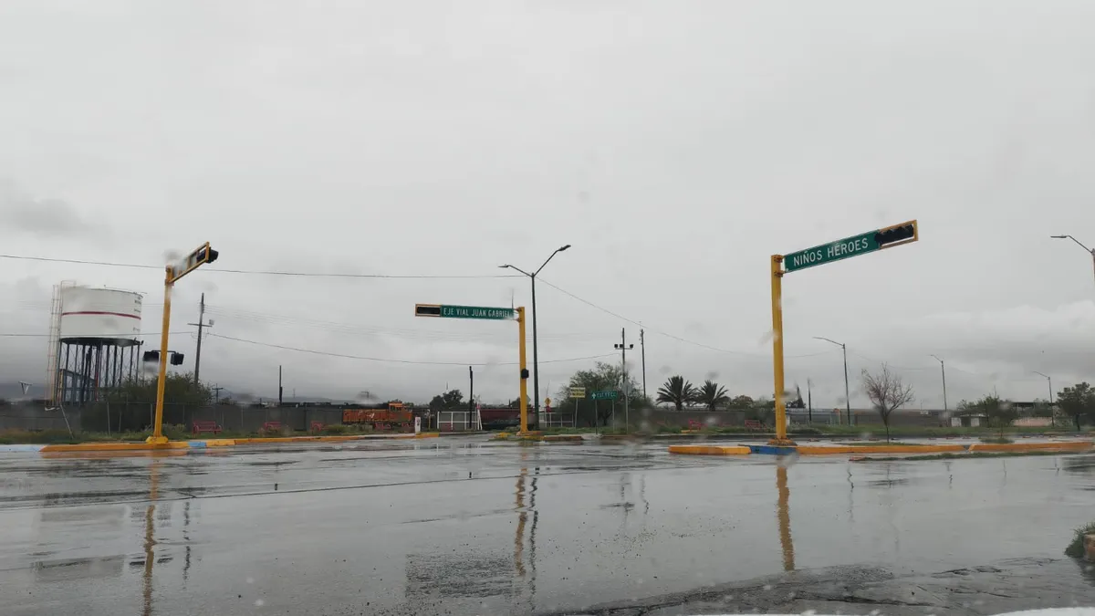 Reportan semáforos apagados en varios cruces de Juárez