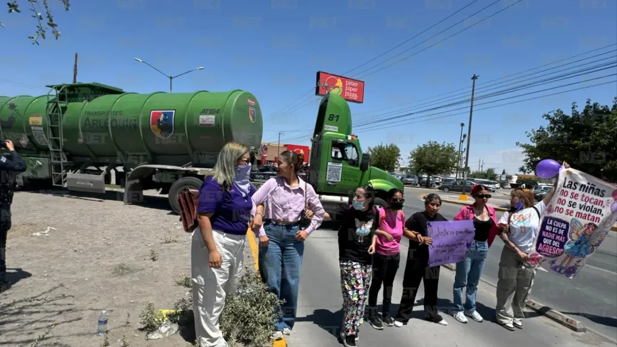 Bloquean manifestantes bulevar Zaragoza frente a la FEM