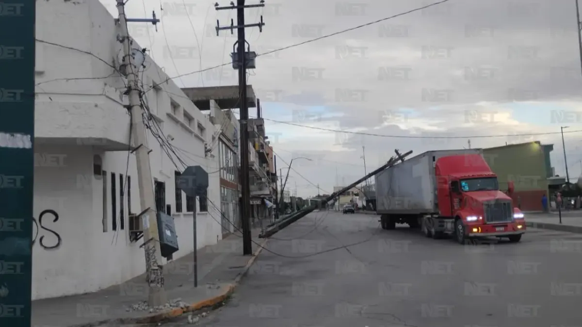 Tráiler derriba postes y mantienen acordonado cruce en Zona Centro