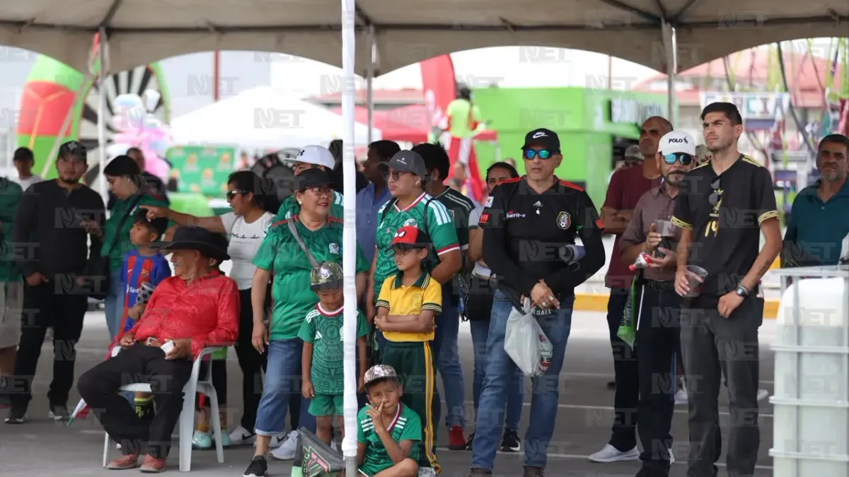 Aficionados viven la inauguración del Mundial en estadio 8 de Diciembre