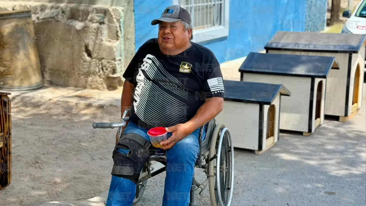 Carpintero en silla de ruedas vende muebles en Juárez