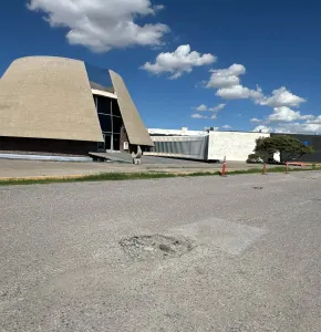 Baches frente al Museo de Arte complican la circulación