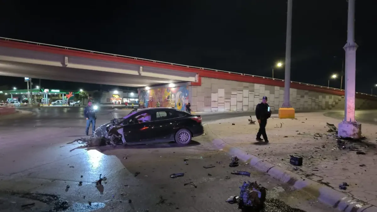 Choca contra poste de cámara Centinela y acompañante resulta lesionada