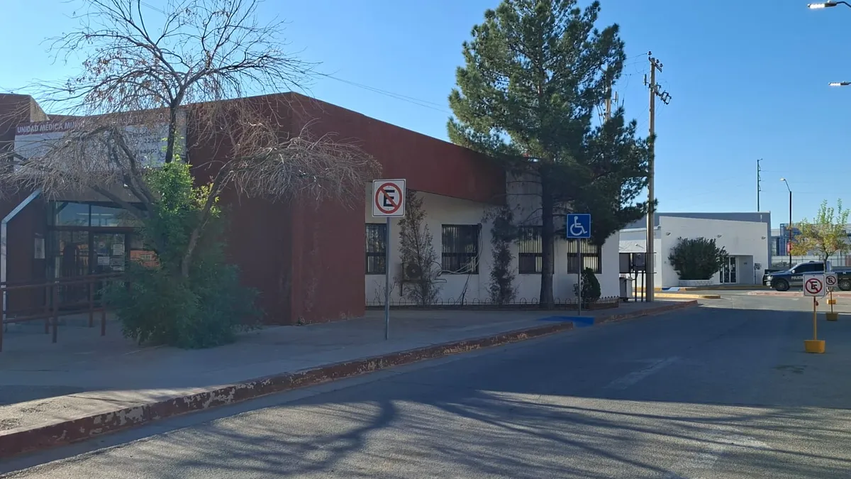 Policía se dispara por accidente en la mano mientras se alistaba para su turno