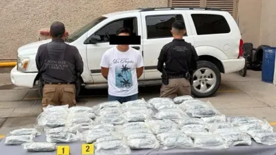 Detienen a conductor con 40 kilos de cristal ocultos en tanque de gasolina