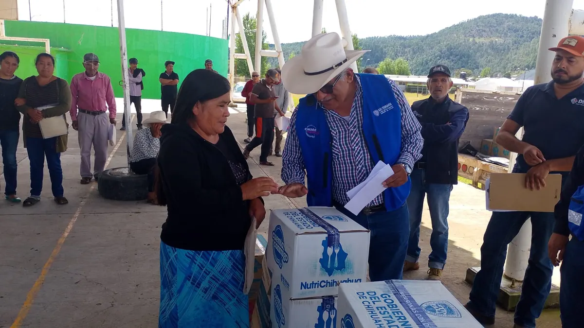 Distribuye Estado útiles y alimentos en comunidades de Guadalupe y Calvo