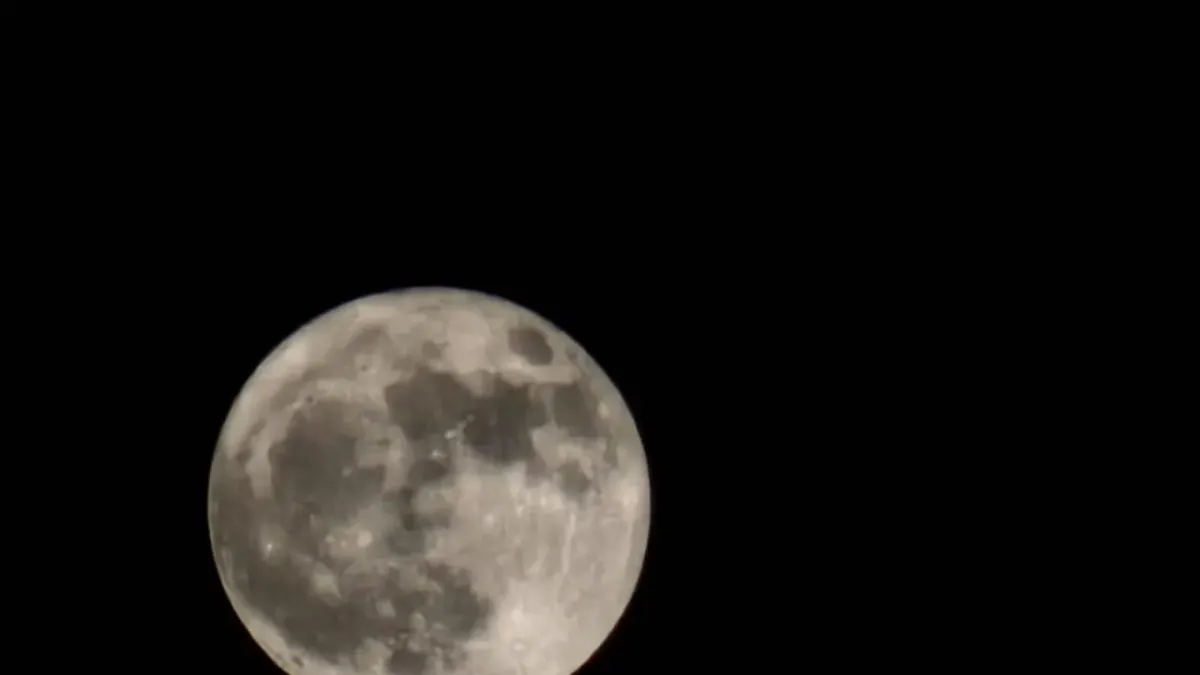 Brilla la Luna de Fresa sobre Juárez pese al cielo nublado