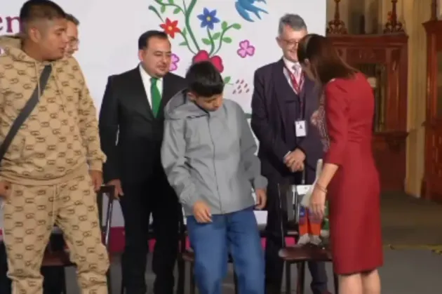 Pato Merlín sorprende con picotazo a Sheinbaum en Palacio Nacional