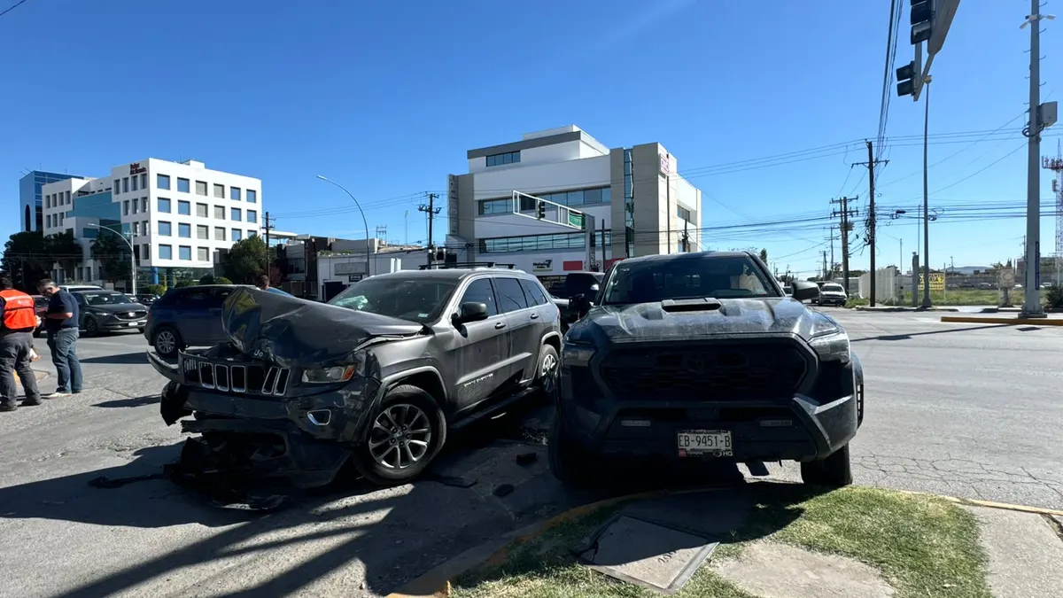 Chocan camioneta y pick up frente al Hospital General