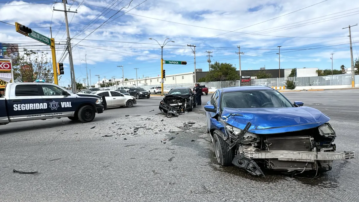 Deja choque dos autos varados en Paseo de la Victoria y Tapioca