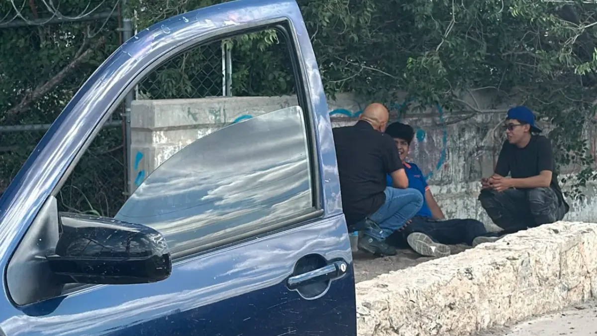 Pierde control del volante y choca contra barrera de contención en la J. Bermúdez