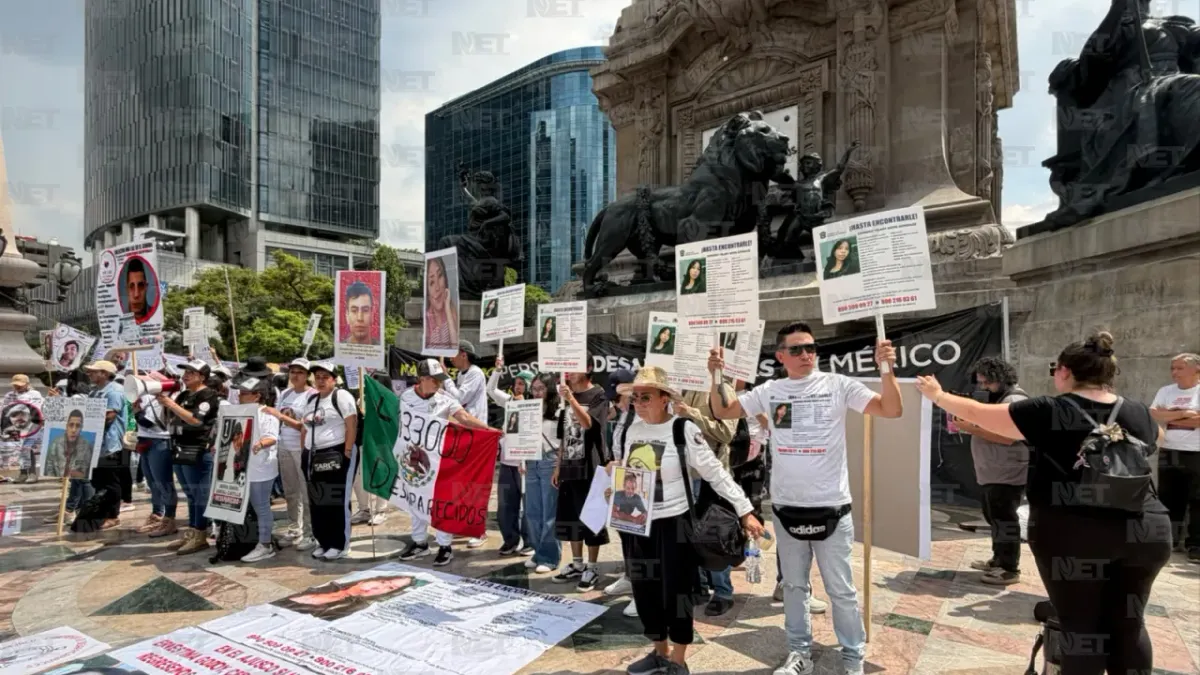 Colocan colectivos fichas de desaparecidos en el Ángel de la Independencia