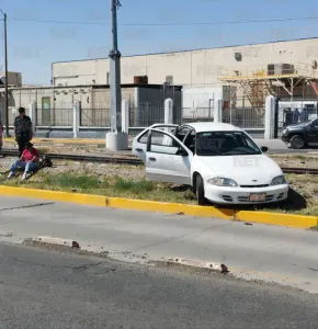 Chocan dompe y auto en el eje vial Juan Gabriel; conductora sufre crisis nerviosa
