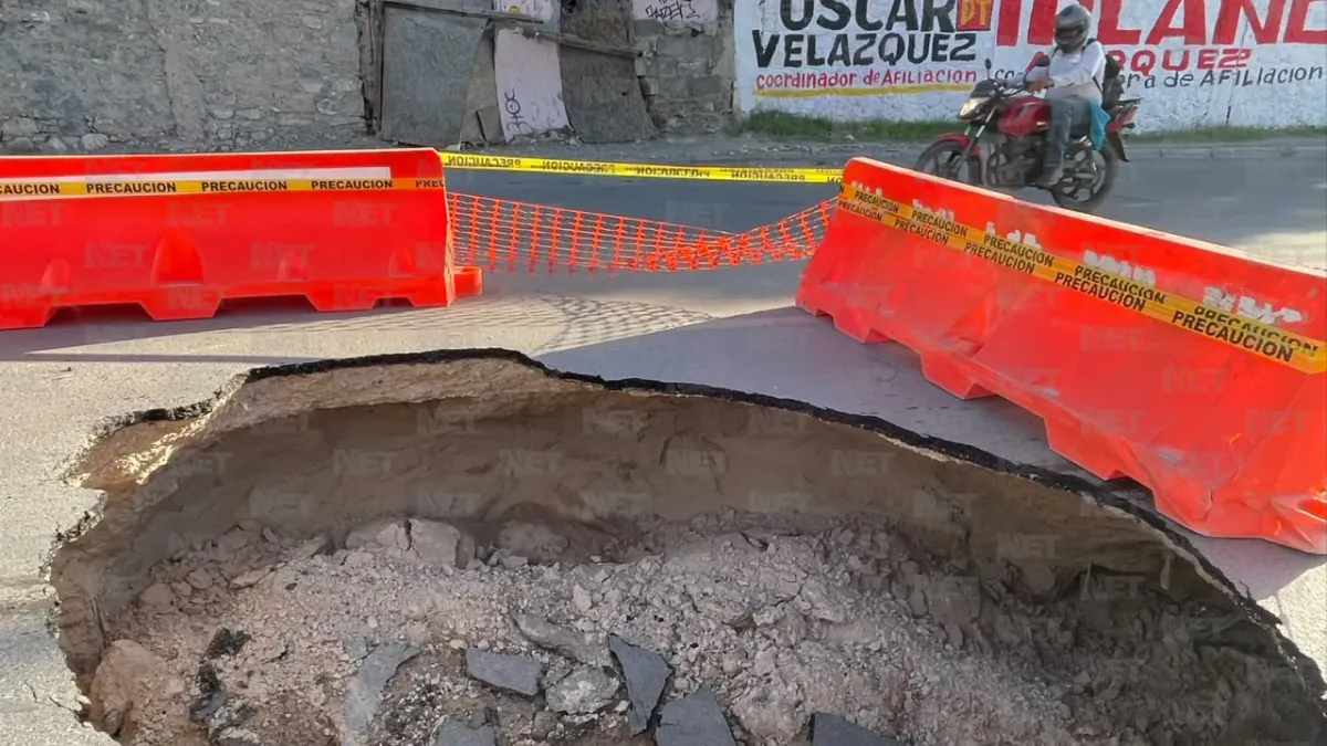 Cierran carril en la Ponciano Arriaga por socavón