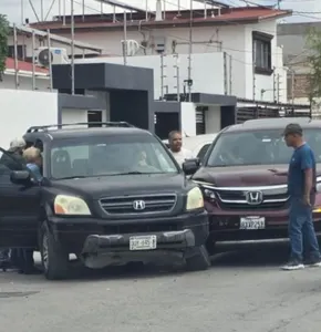Chocan dos camionetas en avenida de Los Insurgentes y causan caos vial