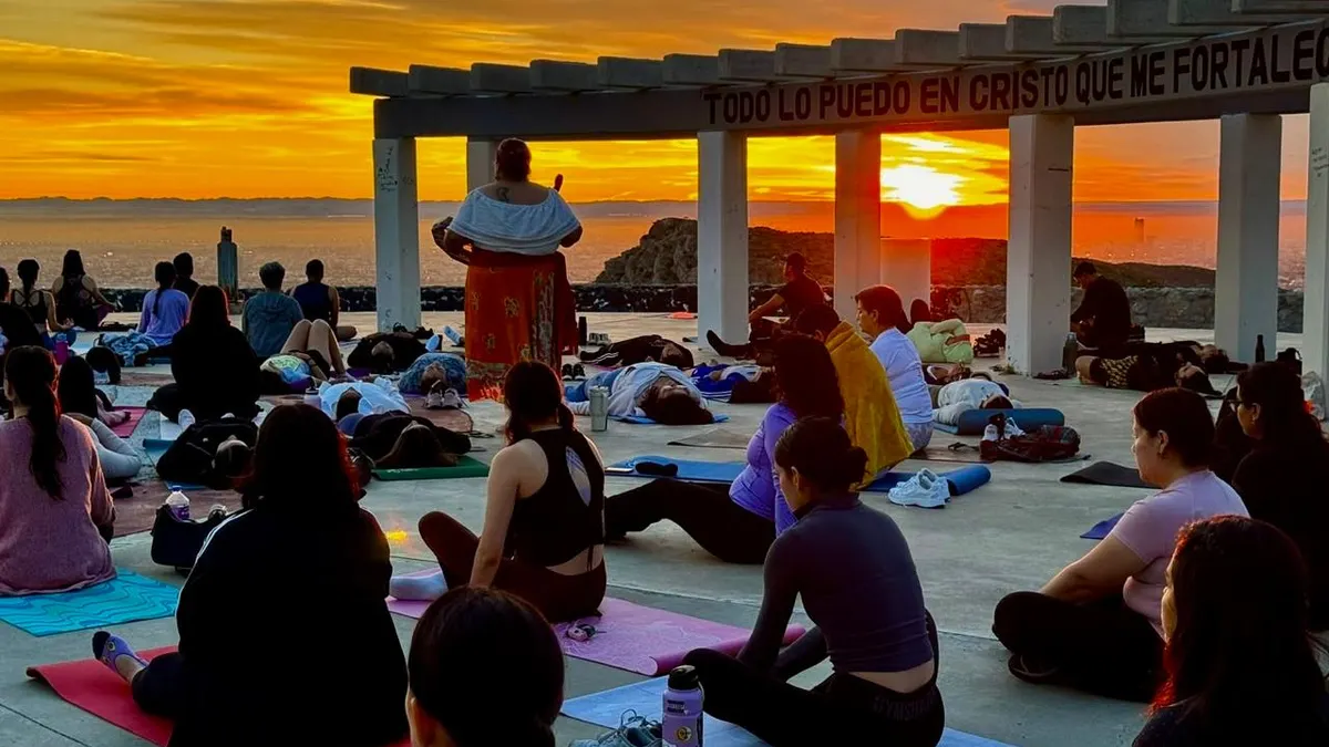 Realizan sesión de yoga al aire libre en el mirador Rosa de los Vientos