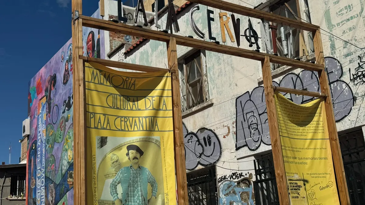 Inaugura artista Mow exposición con obras creadas en el transporte público