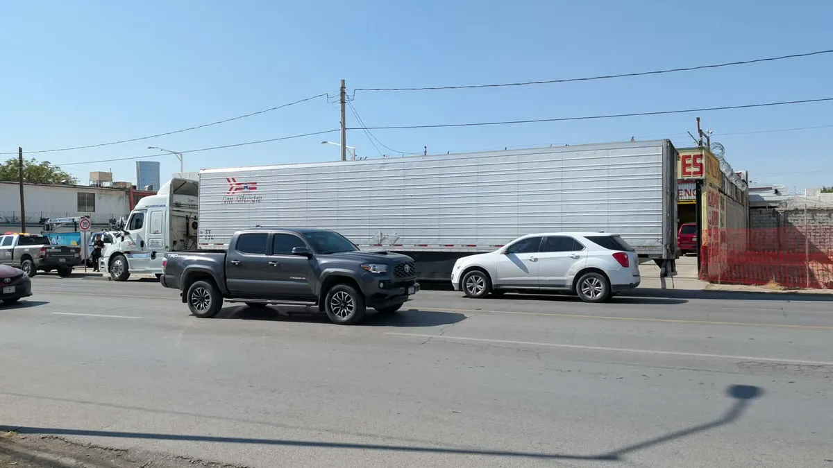 Tractocamión engancha cables y tira poste en la colonia Partido Romero