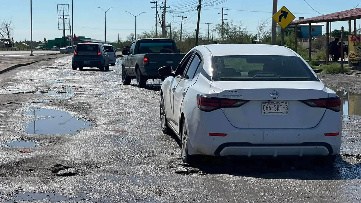 Baches obligan a invadir carril en la Juárez-Porvenir