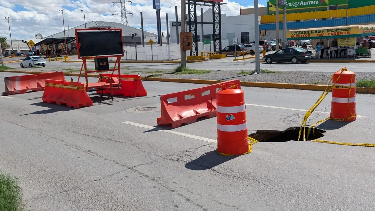 Se forma socavón en la Manuel J Clouthier y cierran carril