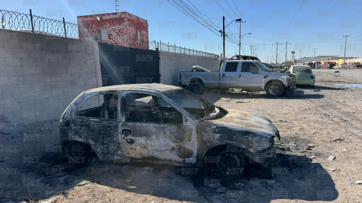 Incendian cuatro vehículos frente al Corralón 3 en Ciudad Juárez