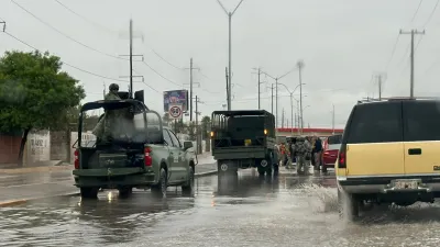 Auxilia Ejército a conductores varados por inundación en Juan Pablo II