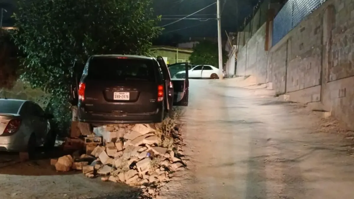 Pierde control de su camioneta y destroza barda 