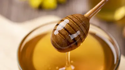 ¿La miel es realmente más saludable que el azúcar? Esto dice la ciencia