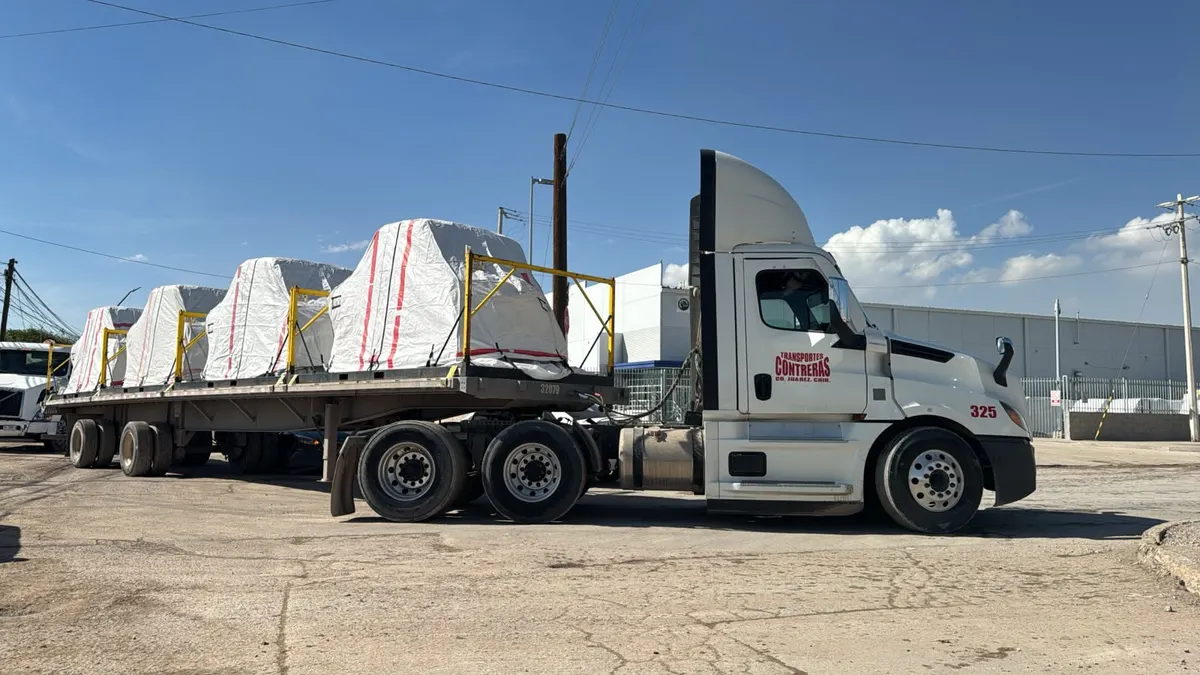 Choque entre auto y tráiler afecta el tránsito en Miguel de la Madrid