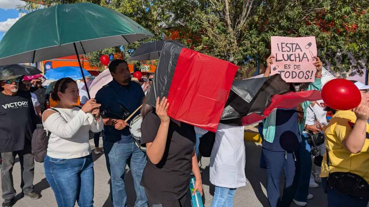 Más de mil trabajadores del IMSS marchan en Juárez; exigen aumento salarial e insumos