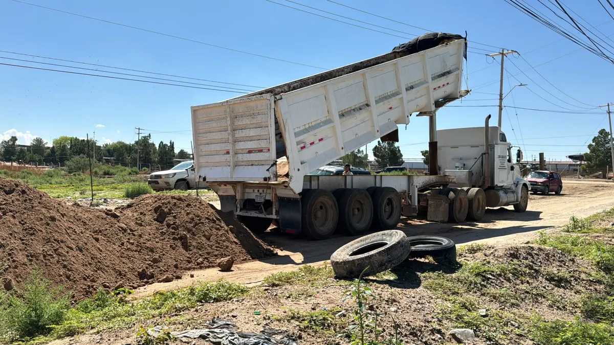Reparan calles de terracería en El Sauzal por iniciativa de particulares