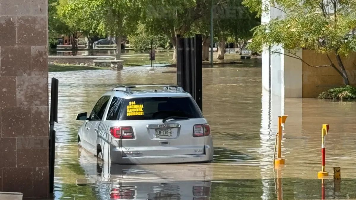 Inundación deja atrapados a residentes en Jardines de San Carlos II