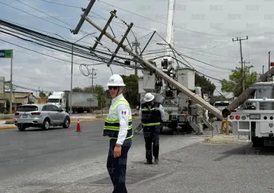 Descarta CFE trabajador lesionado en maniobras por poste dañado