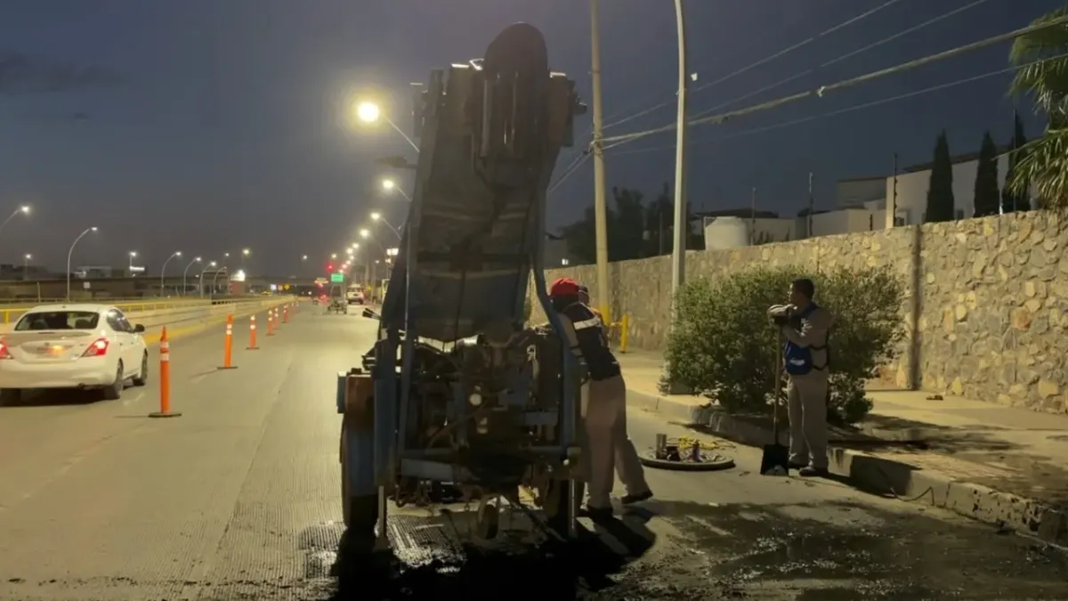 Limpia JMAS colector en Teófilo Borunda para evitar fallas sanitarias