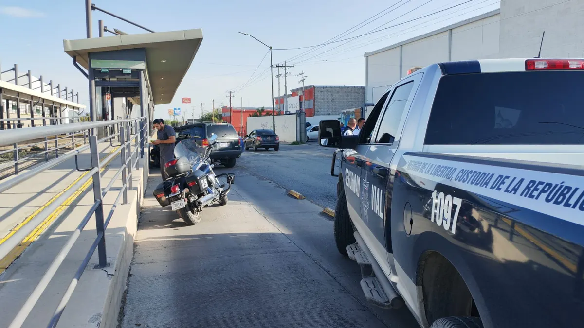 Choque frente a estación del JuárezBus El Vergel congestiona el eje vial