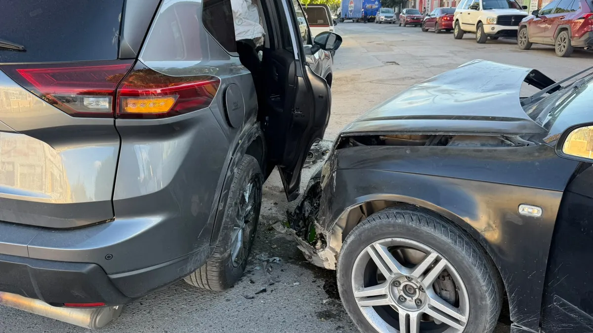 Chocan Audi y Nissan en Vicente Guerrero; hay una mujer y dos menores lesionados