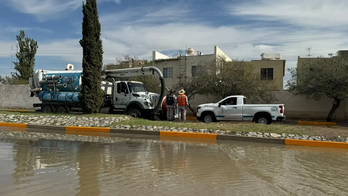 Despliega JMAS operativo para desfogar inundaciones en Juárez