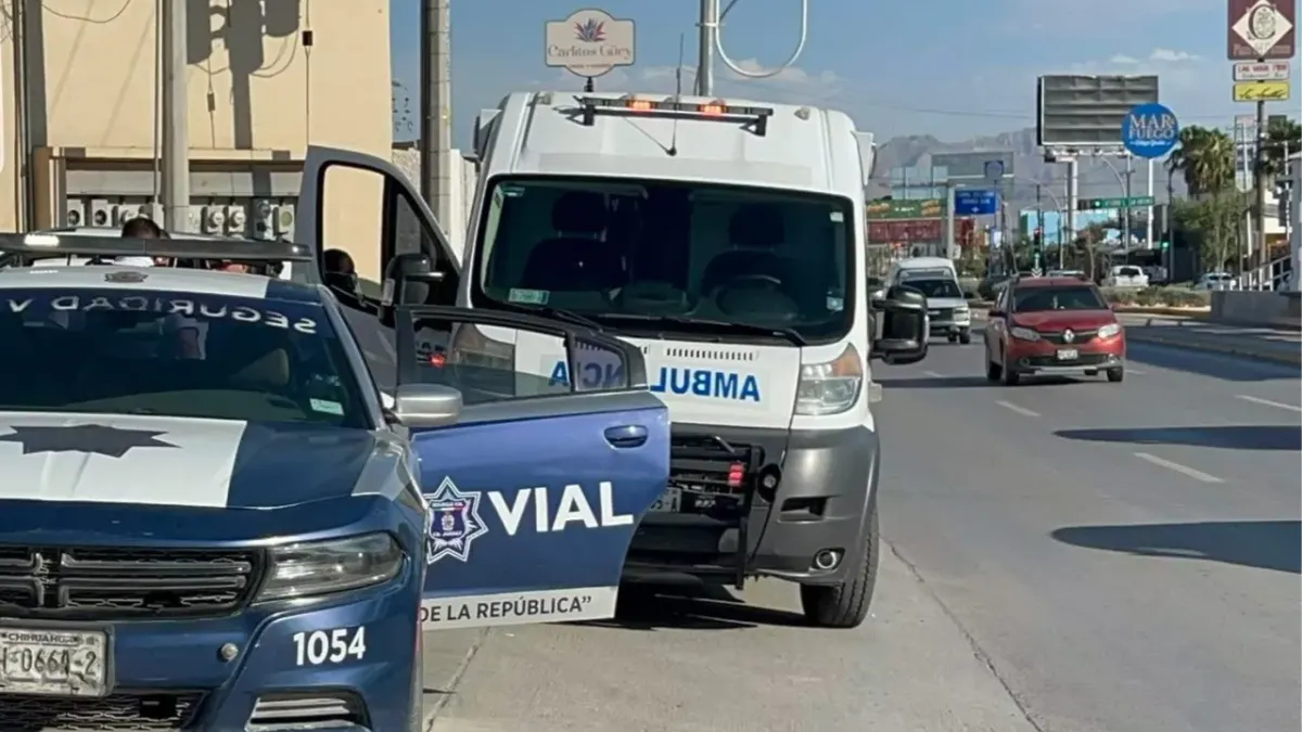 Ciclista resulta lesionado tras choque con automóvil en la Gómez Morín