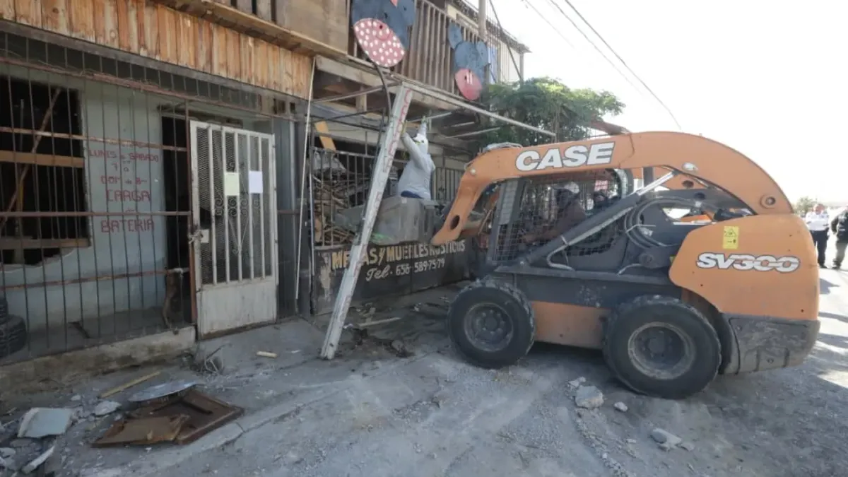 Retiran estructuras de negocio que invadía banqueta en colonia Azteca