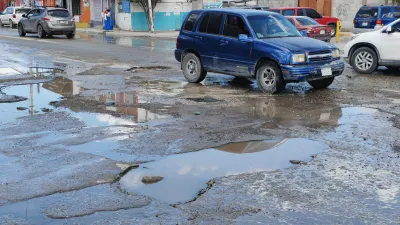 Piden vecinos de Eco 2000 reparación de calles afectadas por fuga de agua
