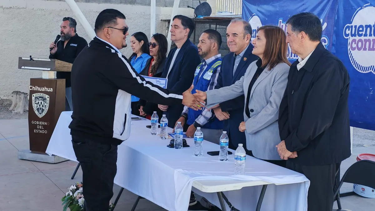 Entregan materiales de construcción a 12 escuelas de Juárez